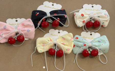 دبوس ببيوني مع كرزة